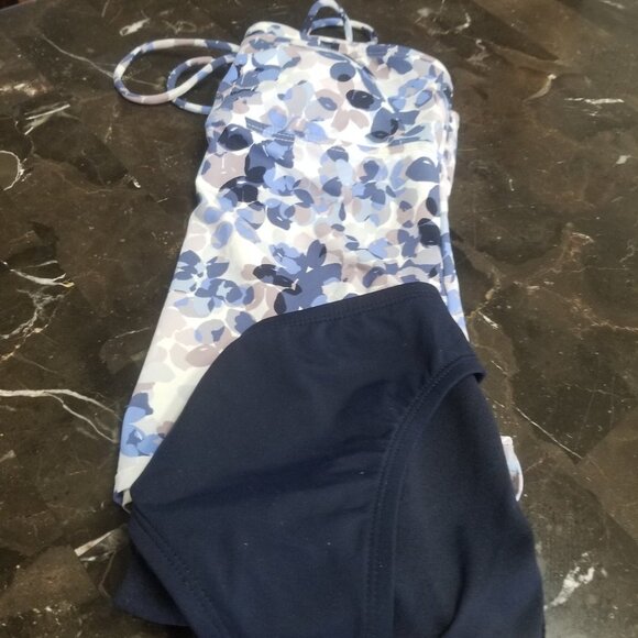 NEW SWIMSUIT - Picture 7 of 9